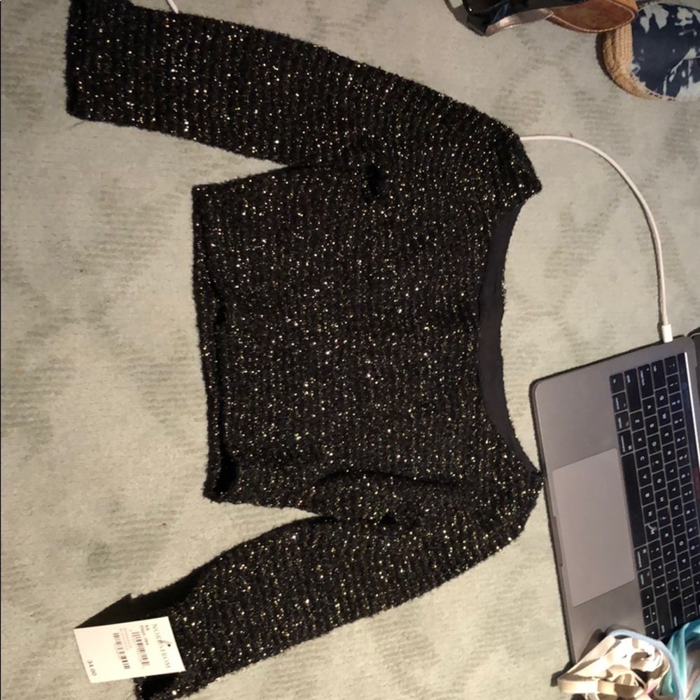 3 quarter sleeve black and gold crop top